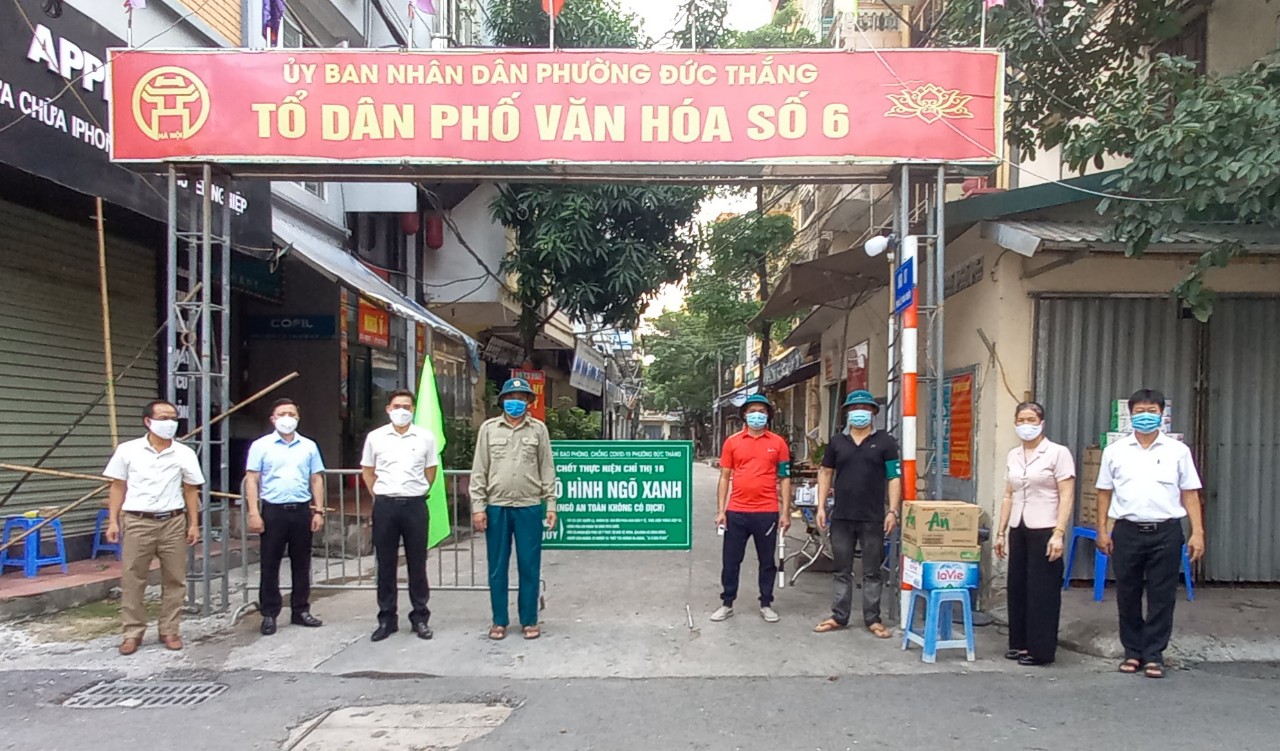Lãnh đạo phường Đức Thắng tổ chức thăm hỏi, động viên, tặng quà các điểm trực chốt phòng chống dịch Covid-19 tại các Tổ dân phố